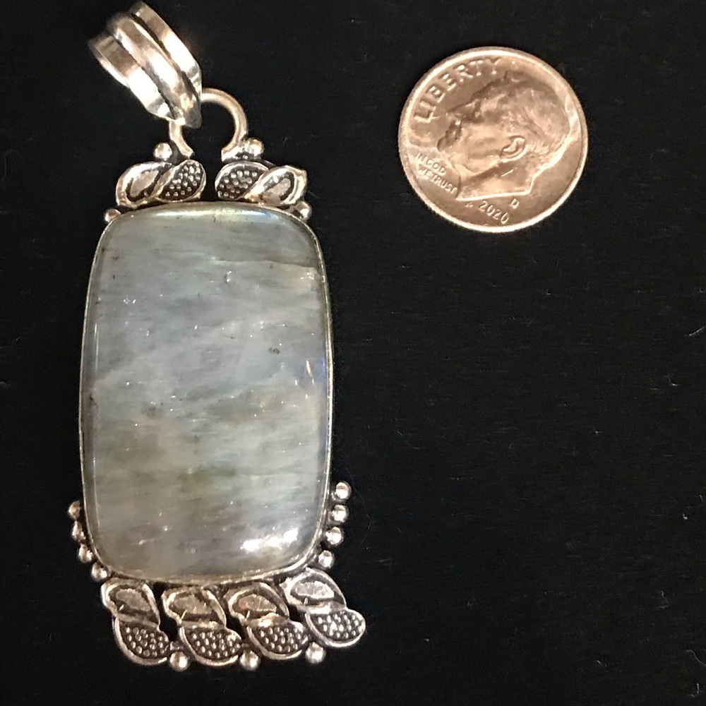 Labradorite Pendant 🤍